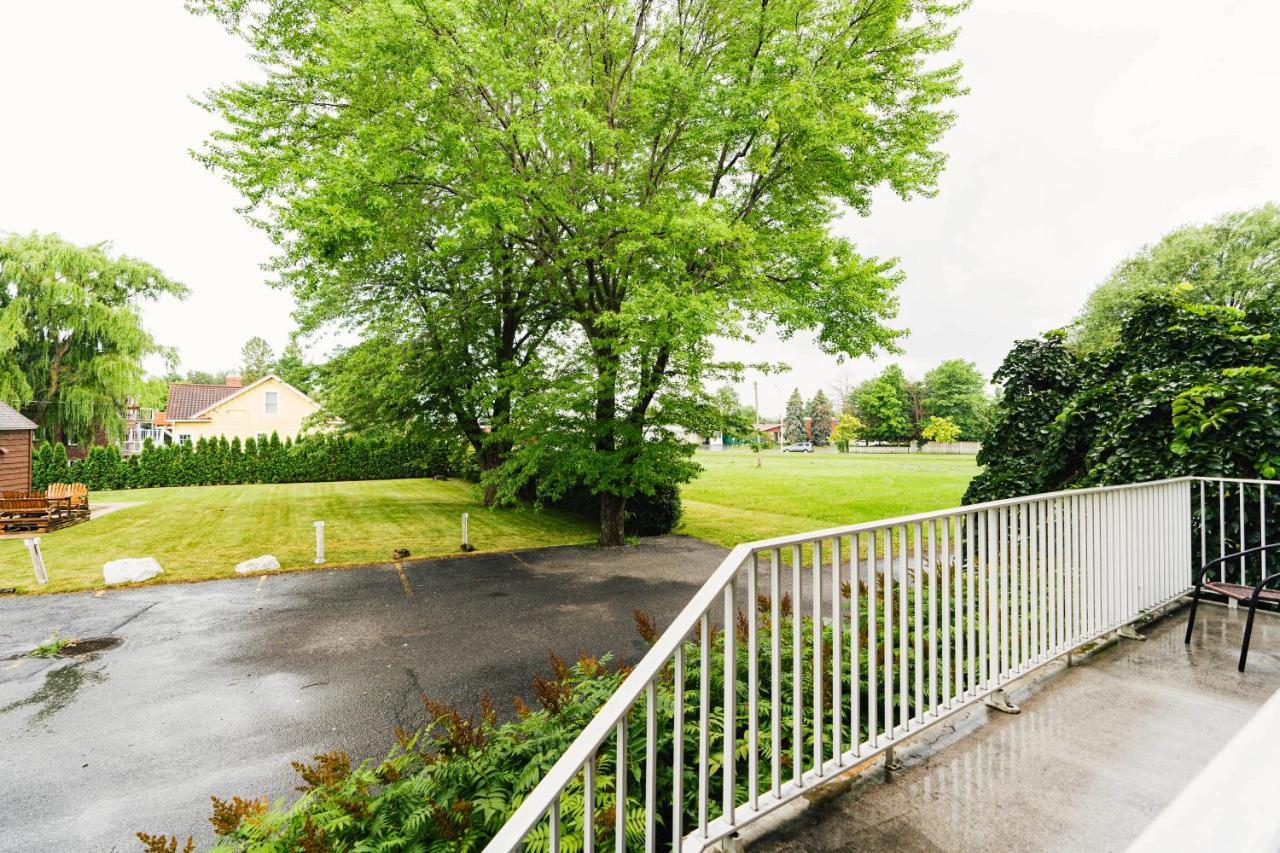 Auberge Harris Saint-Jean-sur-Richelieu Bagian luar foto