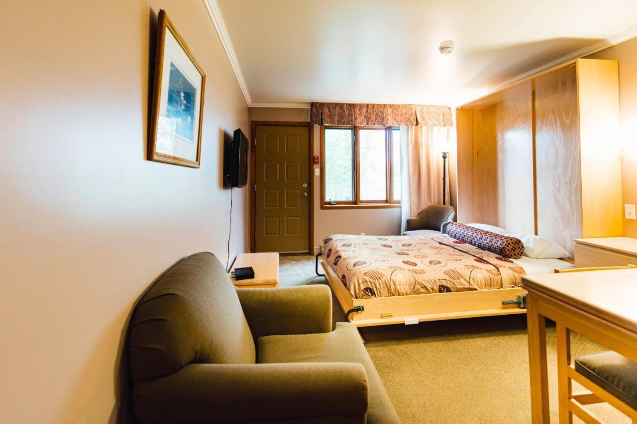 Auberge Harris Saint-Jean-sur-Richelieu Bagian luar foto