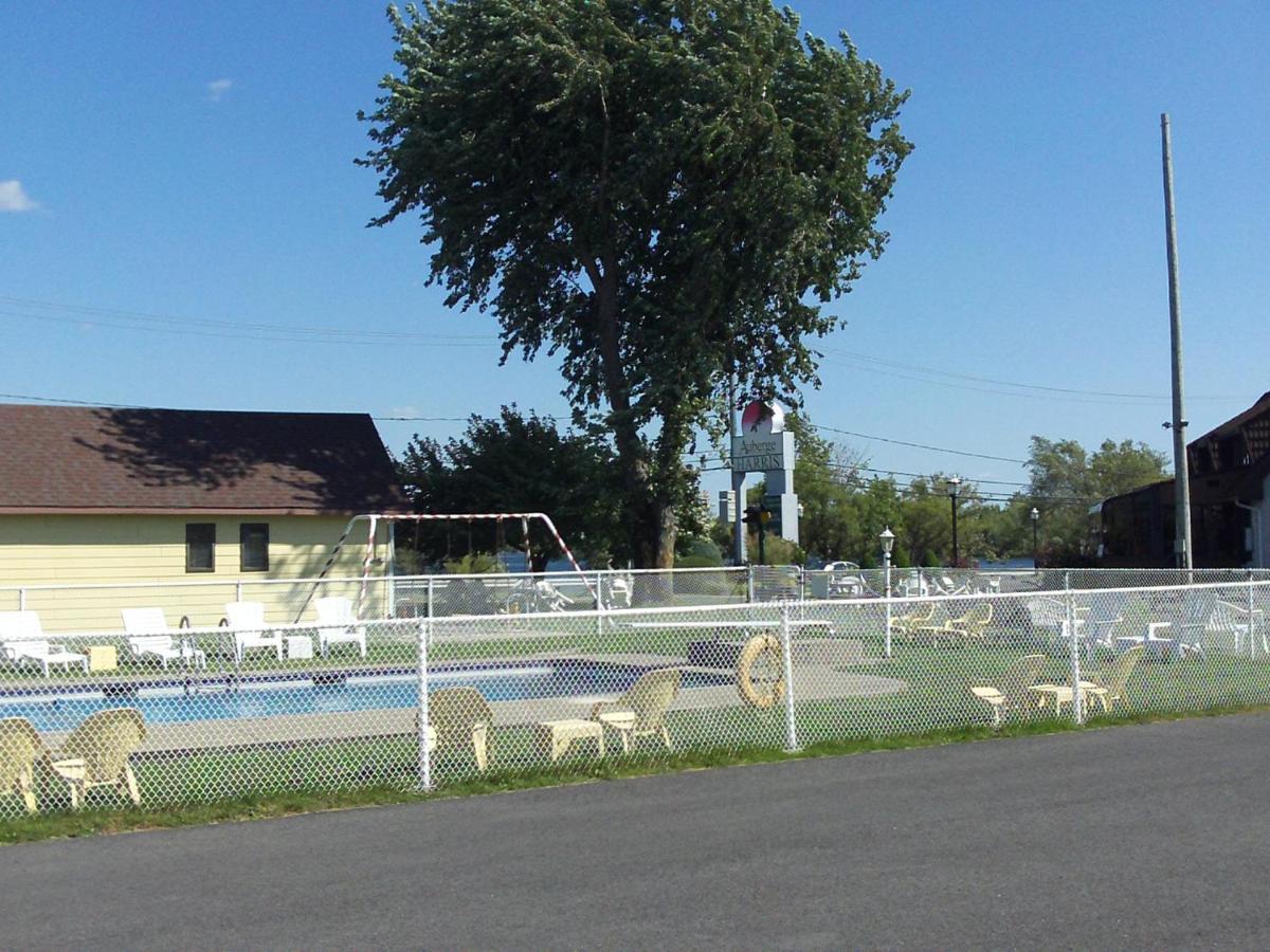 Auberge Harris Saint-Jean-sur-Richelieu Bagian luar foto