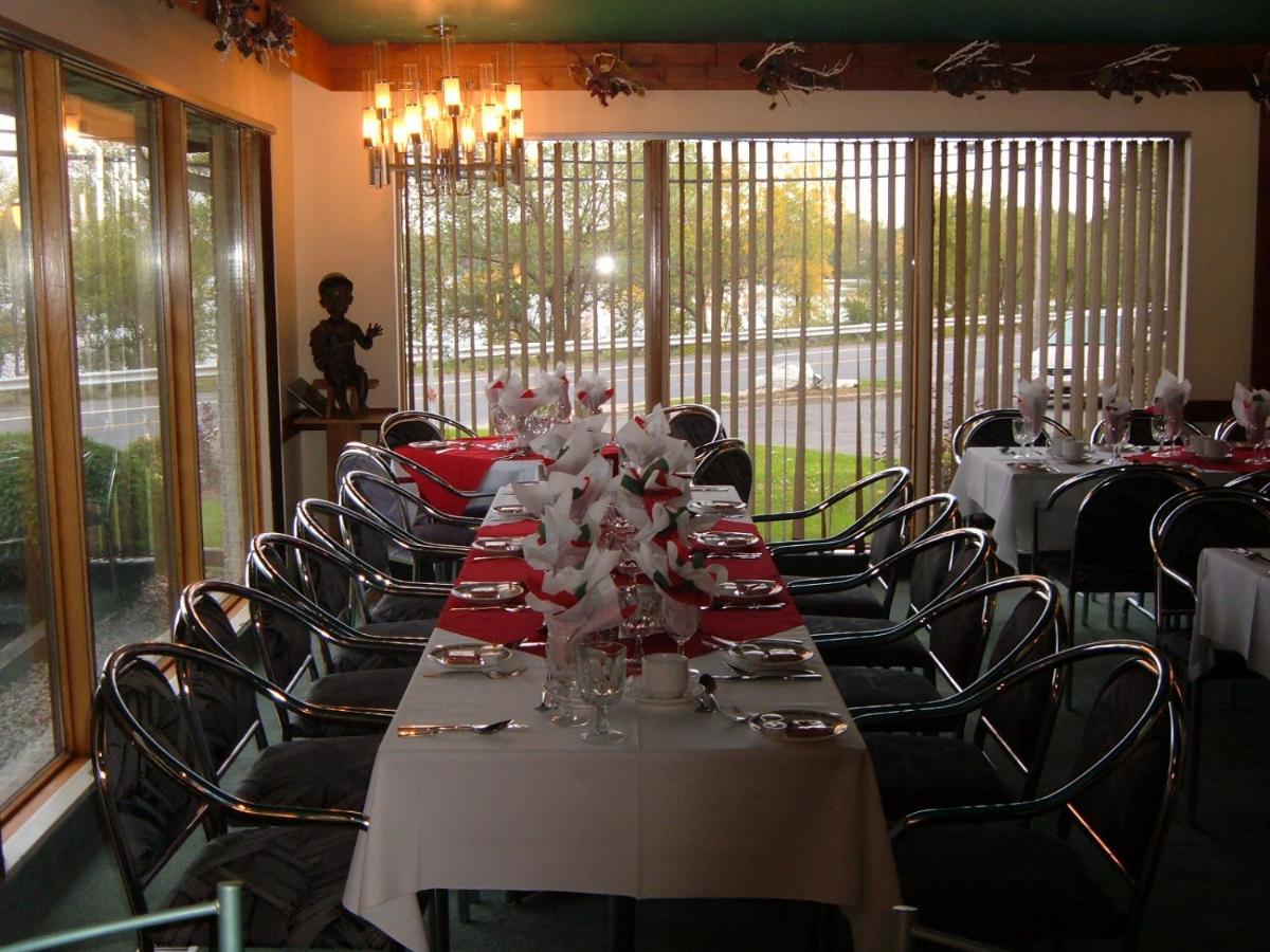 Auberge Harris Saint-Jean-sur-Richelieu Bagian luar foto